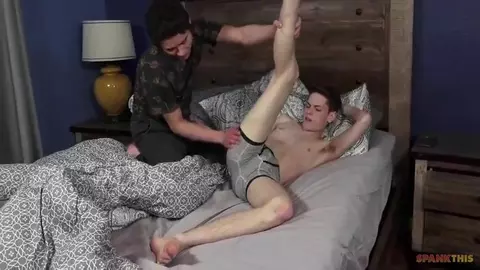 Amigos twinks em casa — Riley & Zach