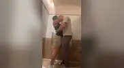 Damian Night se fait prendre par Austin Wolf dans des toilettes publiques