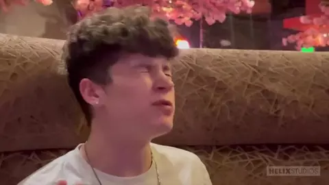 Couple sexy entre potes – Avery & Silas