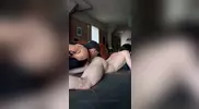 Austin Wilde und Eros auf dem Sofa