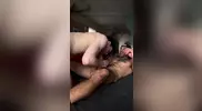 Austin Wilde und Eros auf dem Sofa
