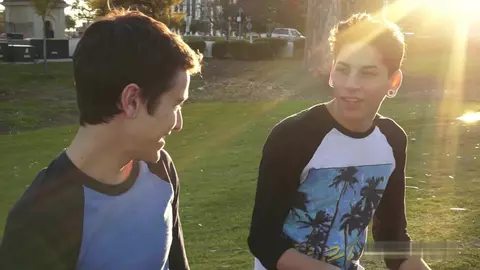 Sexy Porno-Paar mit Twinks Aiden und Evan