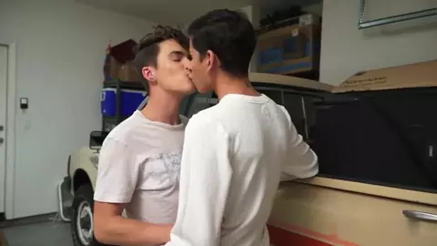 Casal sexy de amigos, twinks Aiden e Andy