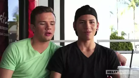 Coppia sexy e hot di twinks Logan e Aiden