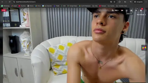 Ragazzo latino che prende in giro i piedi