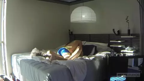 Couple sexy entre potes à l’hôtel – Evan & Liam