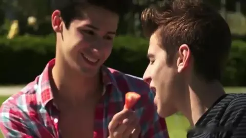 Pareja sexy y caliente, amigos twinks – Evan y Riley