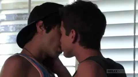 Casal de twinks sexy com amigos – Evan e Damien