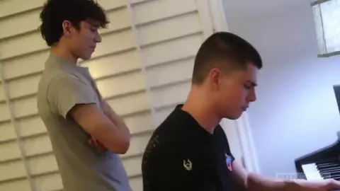 Festa con coppie di twink e amici – Zach & Seth