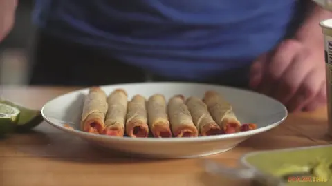 Pareja de amigos en show en casa: Max y Dustin