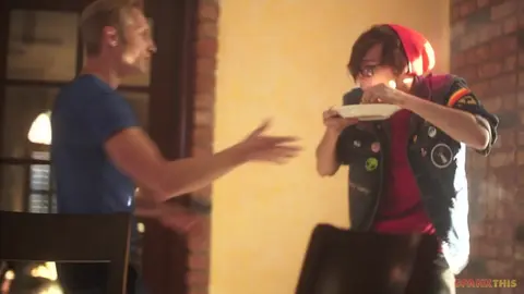 Couple d’amis en show à la maison : Max & Dustin