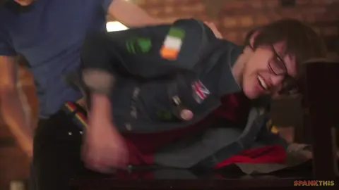 Pareja de amigos en show en casa: Max y Dustin