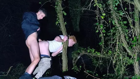 Sveltina nel parco dopo la chiusura