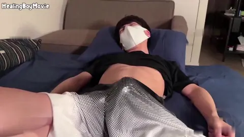 gut aussehender Mann mit steinharten Muskeln