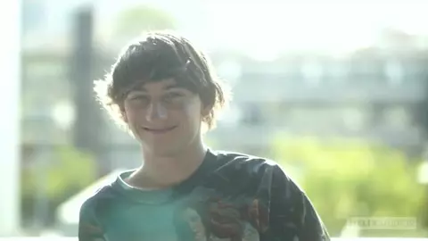 Twink sexy en solo por cámara: Cole