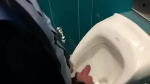 CRUISEN UND WICHSEN AUF DEN FLUGHAFENPISSOIRS