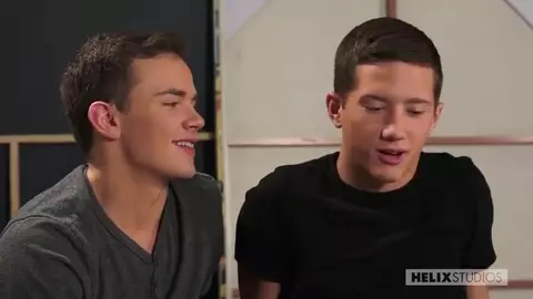 Coppia di twink sexy in flip fuck — Tyler e Logan