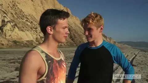 Twinks draußen am Strand — Logan & Josh