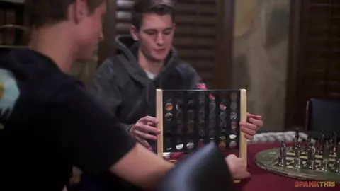 Coppia porno con amici a casa — Travis & Logan