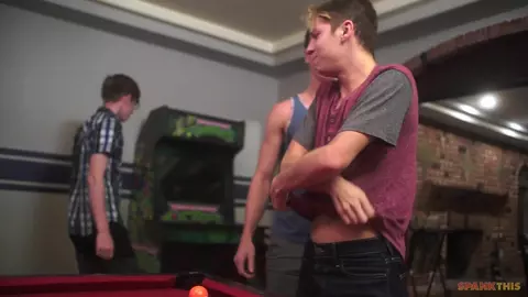 Casal pornô com amigos em casa — Travis & Logan