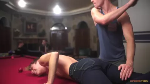 Pareja porno con amigos en casa — Travis y Logan