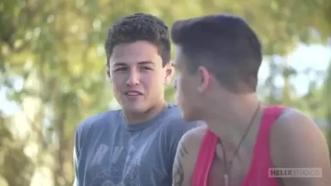 Pareja de twinks enamorados en casa – Corey y Landon