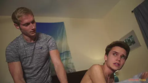 Coppia di twinks sexy con amici – Max & Cody