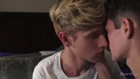 Flip-fuck – coppia di twinks sexy – Julian & Trevor