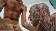 Gangbang à 10 mecs tatoués