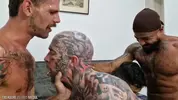 Gangbang à 10 mecs tatoués