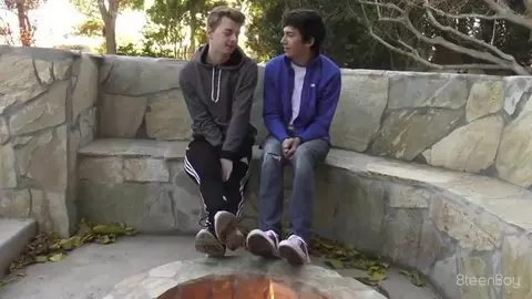 Casal de twinks sexy — amigos Jared e Ethan