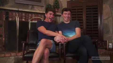 Coppia di amici-amanti a casa — Andy & Jared