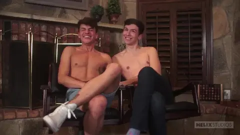 Coppia di amici-amanti a casa — Andy & Jared