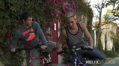 Show porno entre potes twinks, bien chaud