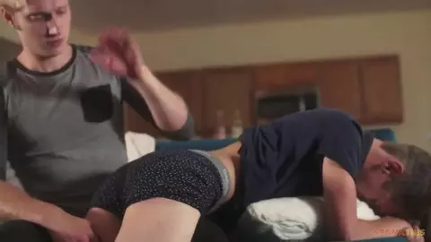 Coppia super sexy a casa – Max & Trevor (amici)