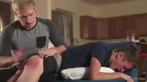 Couple bien sexy à la maison – Max & Trevor (amis)