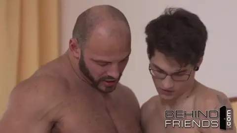 Sexe avec le papa du voisin – Thomas Ride & Greg Noll