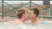Coppia di twinks calda in jacuzzi – Jacob & Lucian