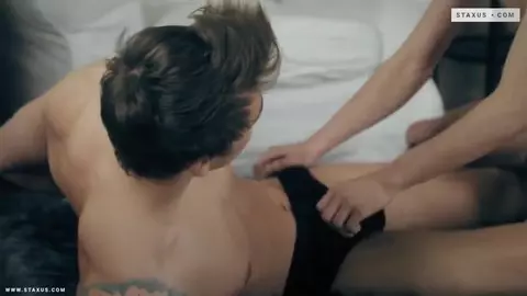 Pareja traviesa de twinks en casa – Alex y Ron