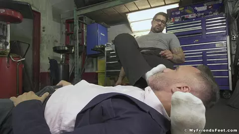 Les pieds du mécano dominant sont vénérés