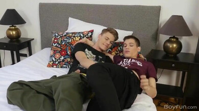 Coppia di twinks arrapati in camera: Alec & Kieran