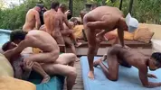 Gangbang moderno na piscina