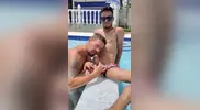 McLaron - Aaron e i suoi due amici si divertono in piscina