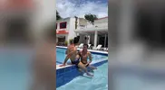 McLaron - Aaron e i suoi due amici si divertono in piscina