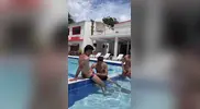 McLaron - Aaron e i suoi due amici si divertono in piscina