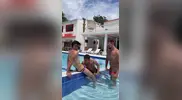 McLaron - Aaron e i suoi due amici si divertono in piscina