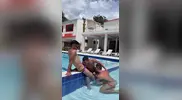 McLaron - Aaron e i suoi due amici si divertono in piscina