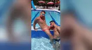 McLaron - Aaron e i suoi due amici si divertono in piscina