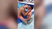 McLaron - Aaron e i suoi due amici si divertono in piscina