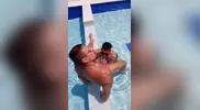 McLaron - Aaron e i suoi due amici si divertono in piscina